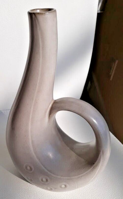 horn-shaped, handled jug/bud vase taupe vintage Sweden HJO Guldkroken GK - MINT-image