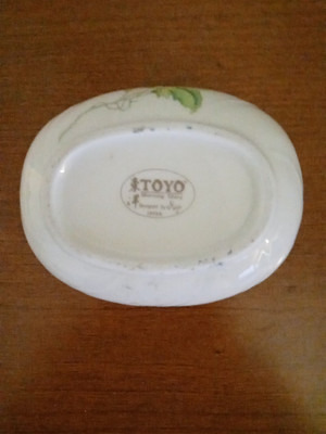 VINTAGE TOYO SMALL COVERED DISH THEME 