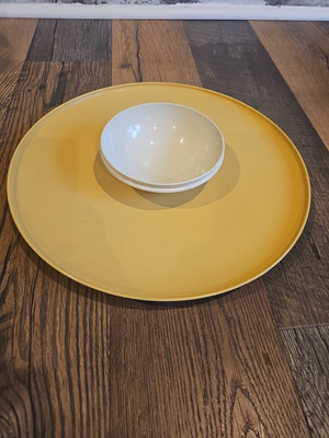 Vtg Tupperware Almond 492 Dip-n-Serve Chip and Dip/Veggie Server Tray Bowl & Lid-image