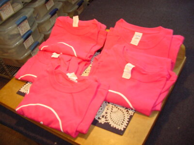 Five Gildan T-Shirts Size XL, Logo 