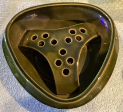 Green Vintage Triangle Shaped Ceramic Pottery Art One Piece Flower Frog Vase-image