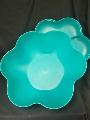 Tupperware Large 2-Piece Chip-n-Dip Bowl with Divided Lid #4624~4625 - Green-image