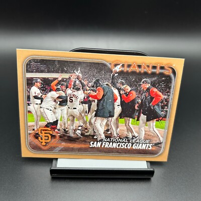 2024 Topps Series 2 #453 San Francisco Giants Team Card Gold Parallel /2024-image