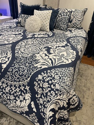 Madison Park Queen Comforter Only Comes With 3 Throw Pillows 2 -16x16 1- 15x12-image