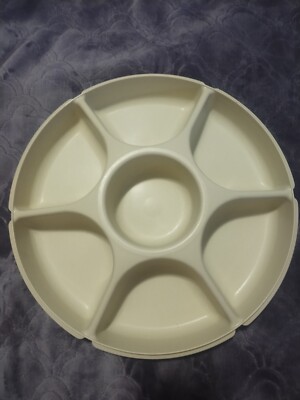 VINTAGE TUPPERWARE 6 DIVIDED VEGETABLE FRUIT CHIP AND DIP SERVING TRAY WITH LID-image