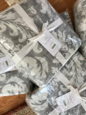 Pottery Barn Talisa Damask Medallion Duvet Cover Gray Queen 2 Standard Shams 3pc-image