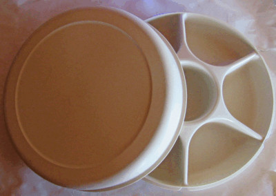 VTG Tupperware Serving Center Tray Almond 1665-3 with Lid Veggie Dip Crudités-image