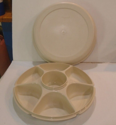 VINTAGE TUPPERWARE 6 DIVIDED VEGETABLE FRUIT CHIP AND DIP SERVING TRAY WITH LID-image