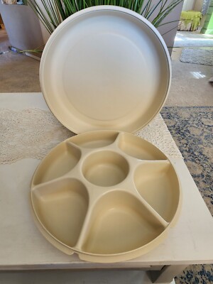 VINTAGE TUPPERWARE 6 DIVIDED VEGETABLE FRUIT CHIP AND DIP SERVING TRAY WITH LID-image