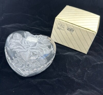 Studio Nova ~ Winter Rose ~ Heart Shaped Box ~ Frosted Roses and Leaves-image