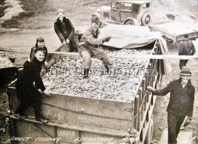 ANTIQUE REPRODUCTION 8X10 PHOTOGRAPH ESCANABA MICHIGAN SMELT DIPPING FISHING-image