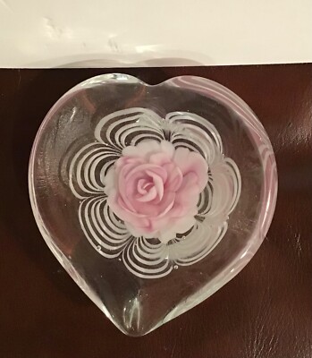 Studio art glass heart shaped paper weight w/pink rose & white swirls 3.75”wide-image