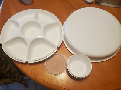VTG TUPPERWARE DIVIDED VEGETABLE RELISH CHIP & DIP SERVING TRAY W/DIP BOWL & LID-image