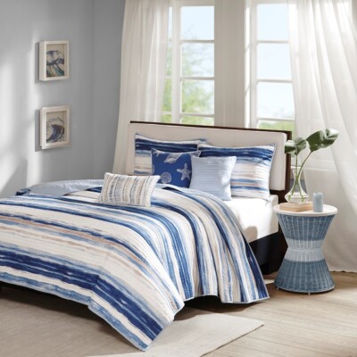 6 Piece Printed Quilt Set with Throw Pillows Blue King/Cal King-image