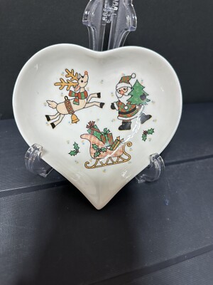 STUDIO NOVA CHRISTMAS SANTA Heart Shaped Small Dish Tray 5 1/2