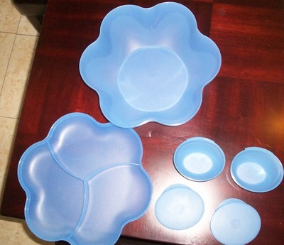 Tupperware Salad / Chip 'N Dip Appetizer blue Large Bowl w/ divided tray cover-image