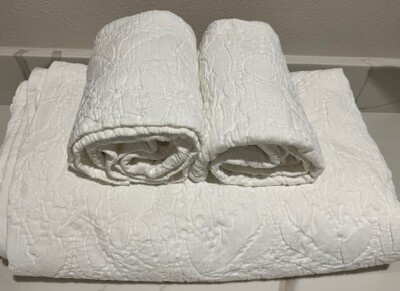 Pottery Barn Valerie Floral Matelasse White King Duvet with 2 King Shams-image