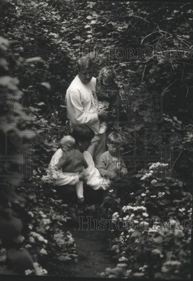 1993 Press Photo Tom and Karyn German and Children at Madison Park in Wisconsin-image