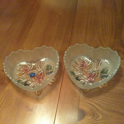 Heart shaped scaloped dishes w pink flowers,green leaves-image