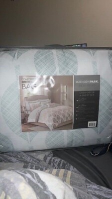 Never Been Opened Madison Park Essentials Pelham Bay Queen Comforter Set-image
