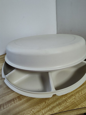 Vintage TUPPERWARE Beige DIVIDED VEGETABLE RELISH CHIP & DIP SERVING TRAY W/LID-image