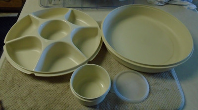 VINTAGE TUPPERWARE 6 DIVIDED VEGETABLE FRUIT CHIP AND DIP SERVING TRAY WITH LID-image