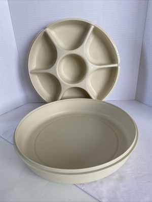 Tupperware Divided Veggie/Fruit Server. Has Center Space For Dip. Serve To Store-image