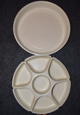 Vintage Tupperware Serving Center Tray Almond 1665-3 with Lid Veggie/Dip/Crudite-image