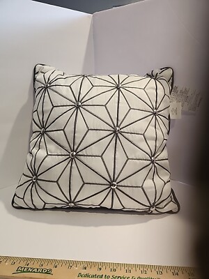 Madison Park decorative pillow 16 X 16-image