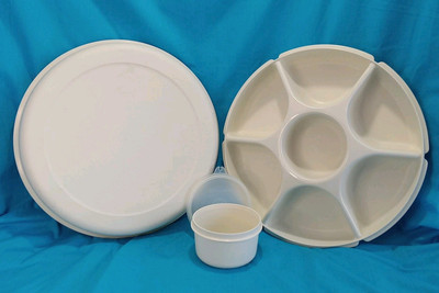  Tupperware Divided Veggie Serving Tray #1665-4 Lid & Dip Bowl-image