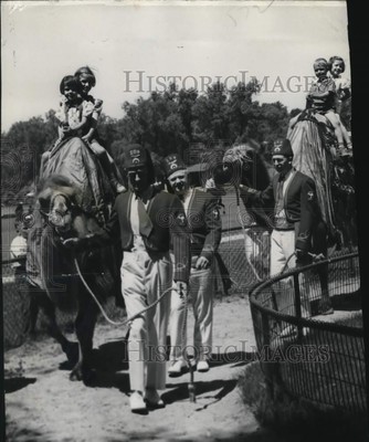 1940 Press Photo Children on Zor Shrine Temple's camels at Madison Park Zoo-image