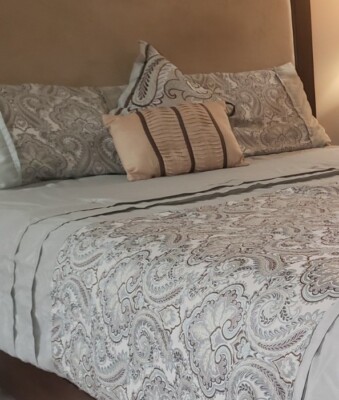 Queen Size Comforter & Pillow Shams Comforter Set 3pcs!-image