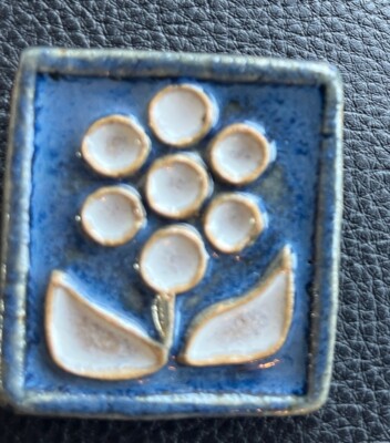 Vtg Cub Denmark Studio Pottery Flower Tile Brooch Pin Dollhouse Miniature Art-image
