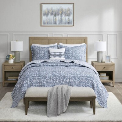 Madison Park Signature Harmony 4-Piece Oversized Reversible Matelassé Quilt Set-image