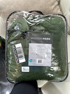 Madison Park King/Cal King 1 Quilt and 2 Shams Oeko Tex New in Package Green -image
