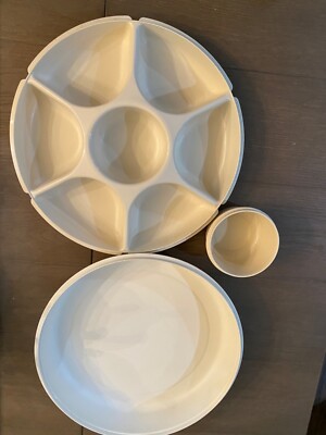 Vintage Tupperware 7 Divided Vegetable Fruit Chip And Dip Serving Tray With Lid-image