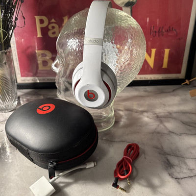 Beats by Dr Dre Studio On-Ear WIRED Headphones B0500 White w/ Case. Tested Works-image