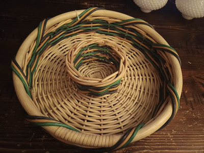 Vintage 80s Wicker chip n dip bowl Round ,Party, Summer, BBQ -image