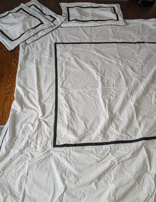 Pottery Barn 100 % Cotton KING Duvet Covers and Three Pillows Case White -image