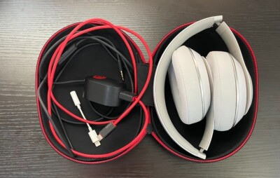 Beats By Dre - STUDIO Headphones - Over Ear - WIRED- White/Red - SOUND AMAZING-image