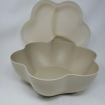 TUPPERWARE Tan Chip & Dip Large Serving Bowl 4624A with Lid 4625A Flower Shape-image