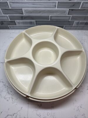 Tupperware Divided Serving Tray 1665-3 Almond With Lid 1666-3 No Dip Bowl 2 pcs-image