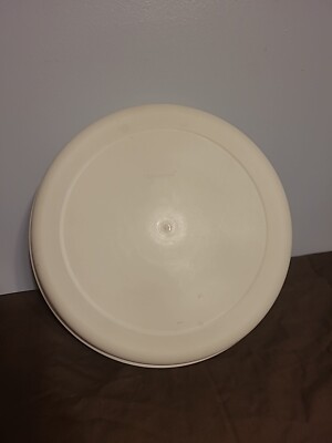 Vintage TUPPERWARE WHITE DIVIDED VEGETABLE RELISH CHIP AND DIP SERVING TRAY LID.-image