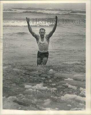 1986 Press Photo Garth Gaskey, Milwaukee Polar Bear Club dip in Lake Michigan-image