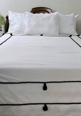 TWIN Sz Pottery Barn Duvet 100% Cotton White Chambray Black Trim Pom Tassel TWIN-image