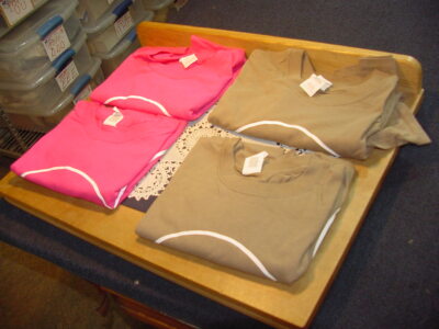 Four Gildan T-Shirts Size Large, Logo 