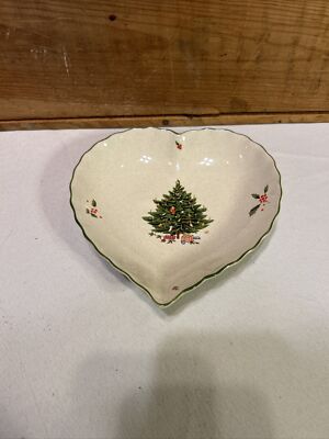 Studio Nova HOLIDAY SEASON PATTERN Heart Shaped Plate MADE IN JAPAN 6”-image