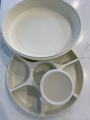 Vintage Tupperware #1665 Divided Veggie Serving Tray with Dip Container & Lid -image