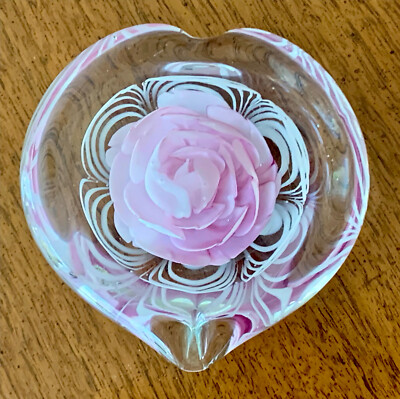 Studio art glass heart shaped paper weight w/pink rose & white swirls 3.75”wide-image