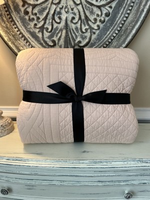 Pottery Barn Heirloom Scallop FULL/QUEEN Quilt Blush PRE-OWNED READ-image